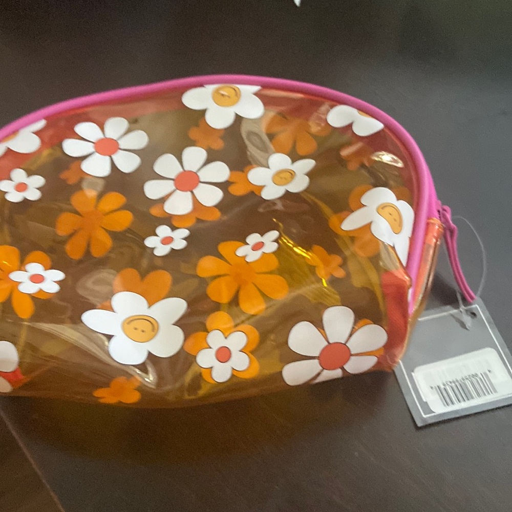 5/$25 or free with $35.00 purchase Ulta Cosmetic Bag NEW groove daisy’s smile